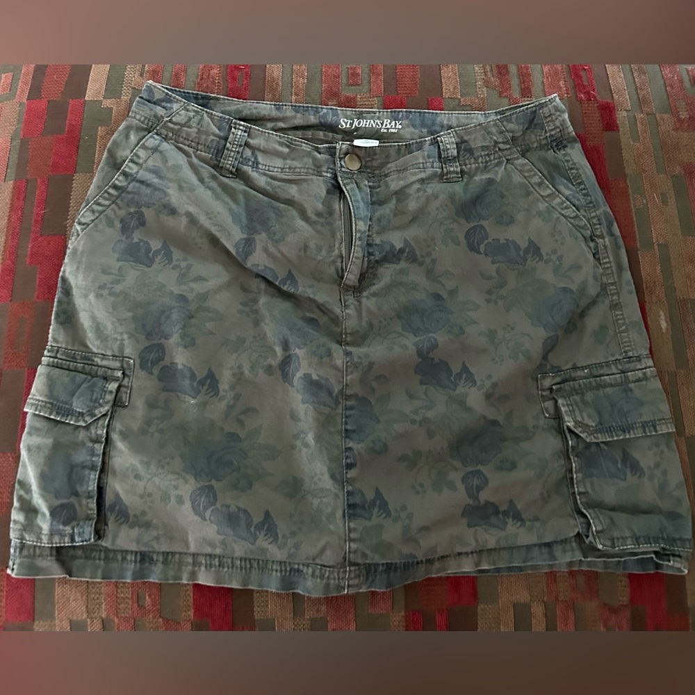 St. John’s Bay Skort Size 12 Olive Green/Blue Pattern